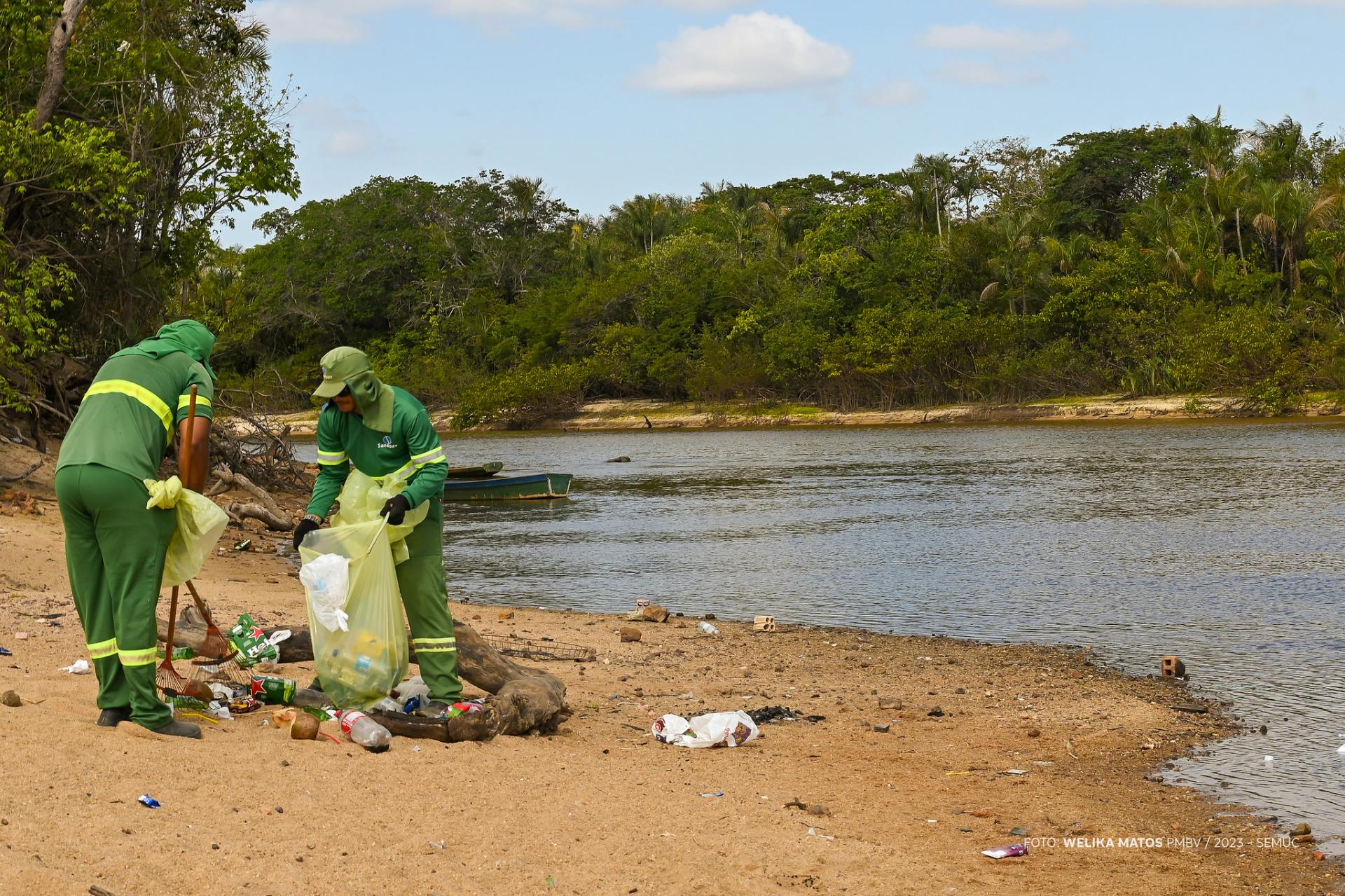 Praias de Boa Vista recebem mutirão de limpeza após feriado de ano novo