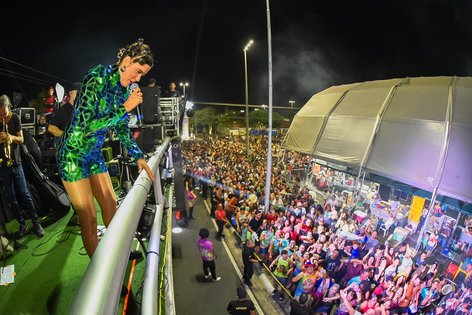 Cantora Gilmelândia ‘arrasta multidão’ no encerramento do 