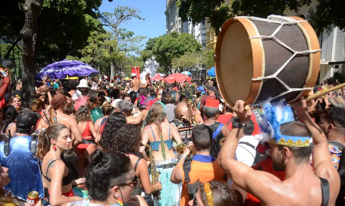 Carnaval: campanha alerta para infecções sexualmente transmissíveis