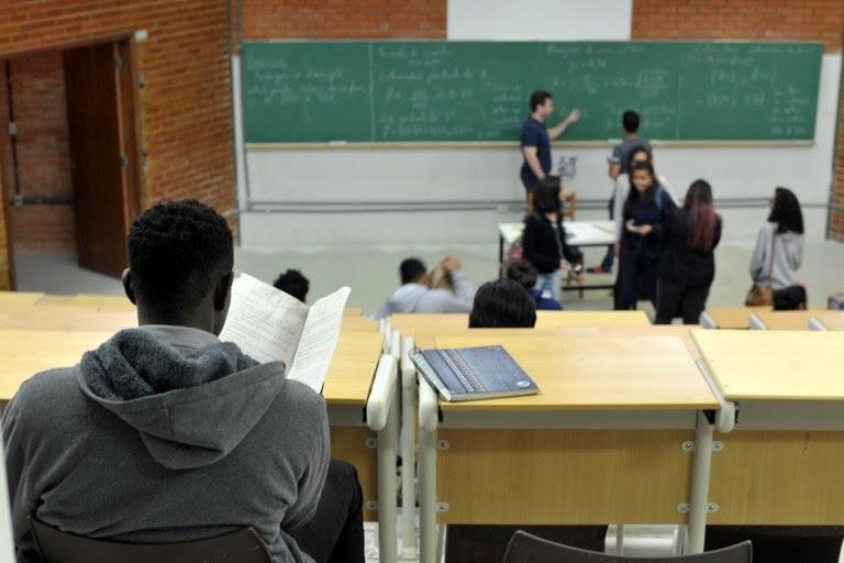 Estudantes pré-selecionados para o Fies 2024.1 já podem complementar a inscrição