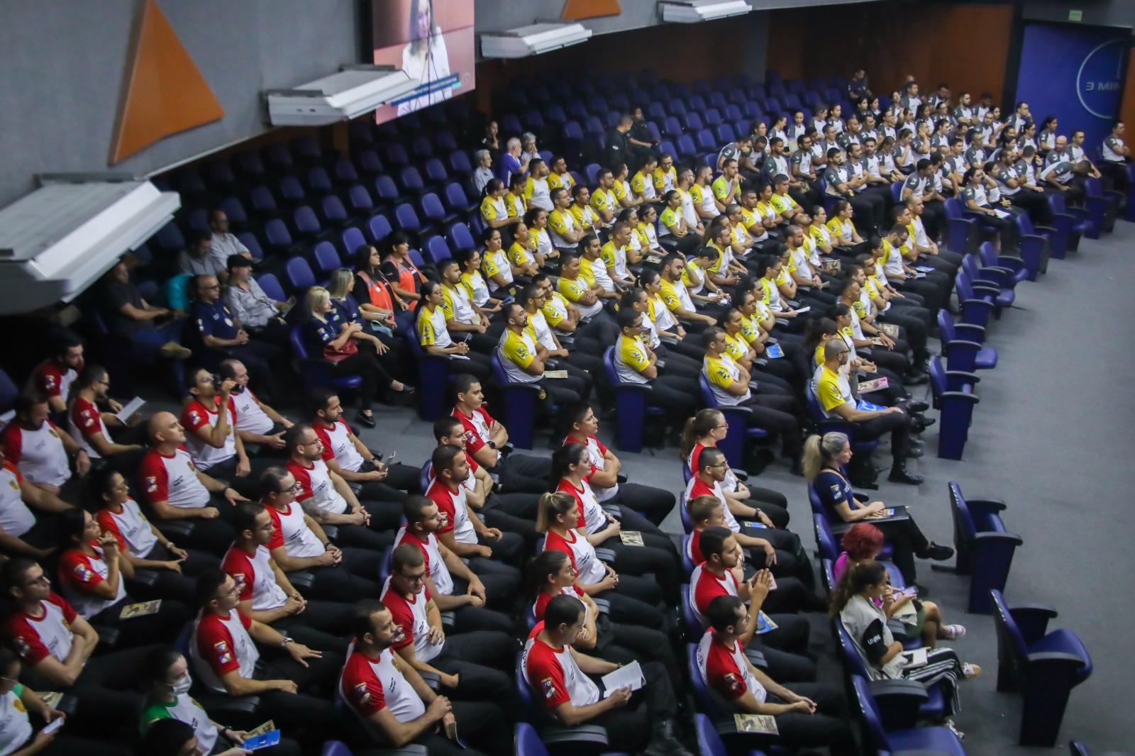 Palestras na Assembleia Legislativa de Roraima abordam tráfico de pessoas e crise migratória