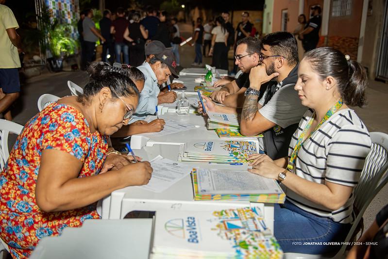 Prefeito Arthur entrega certidões de cadastro imobiliário para moradores do Monte das Oliveiras