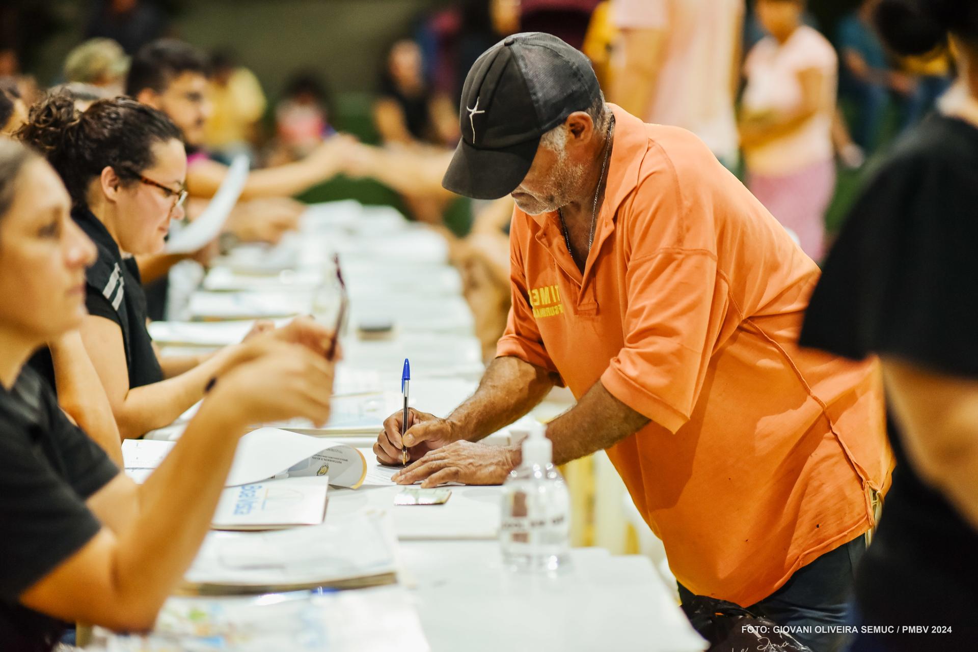 Prefeito Arthur Henrique entrega mais de 150 títulos para moradores de 31 bairros de Boa Vista