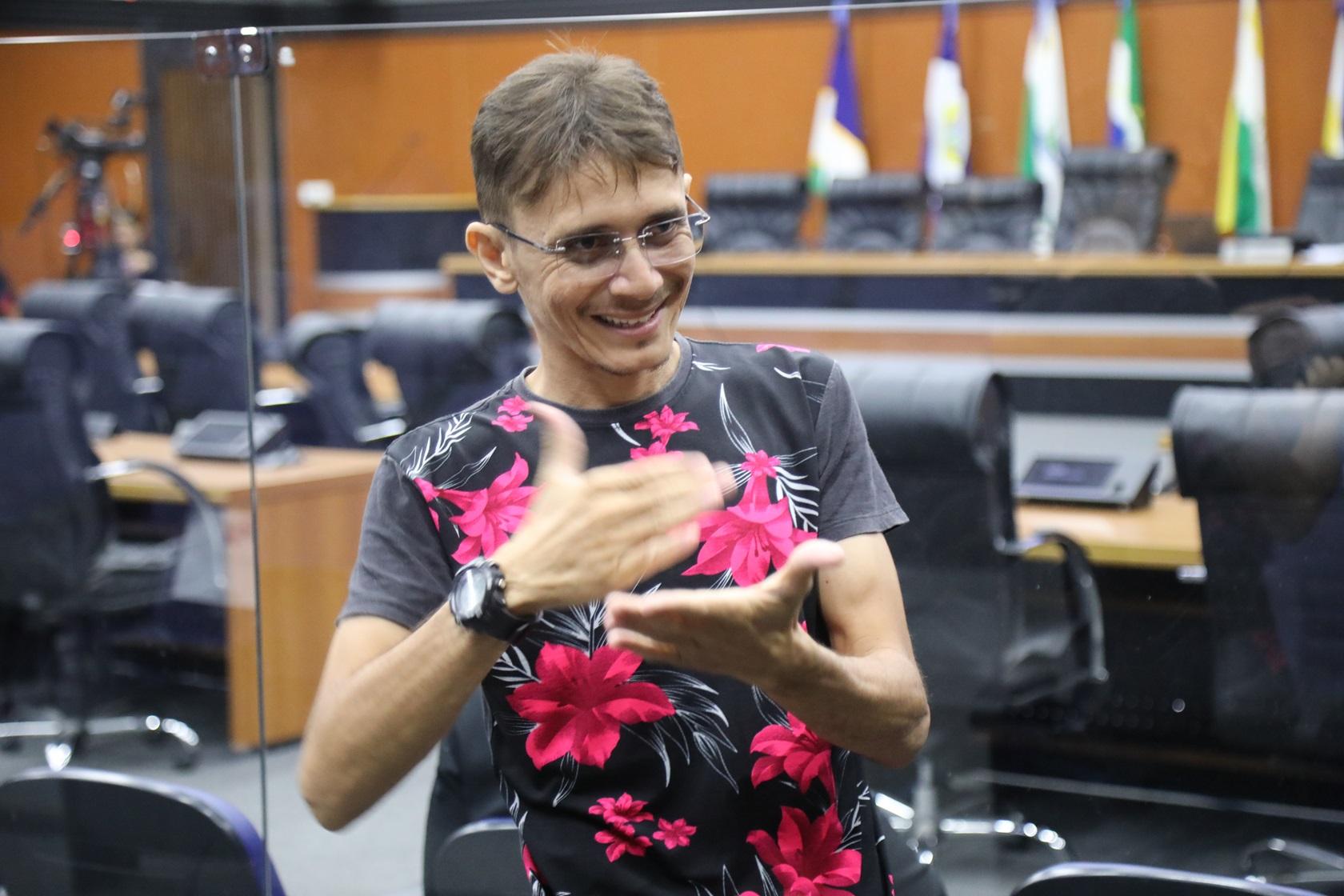 Dia Nacional da Língua Brasileira de Sinais é comemorado nesta quarta-feira (24)