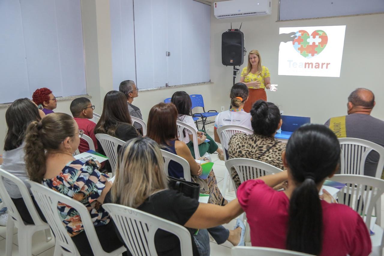 Roda de conversa em centro de acolhimento da ALE-RR aborda dificuldades do TEA na adolescência