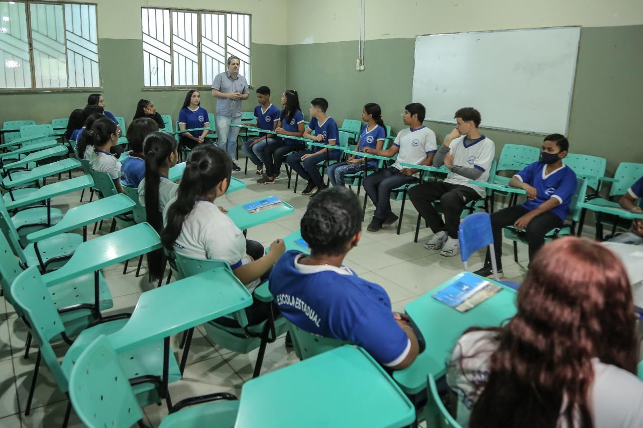 ALE-RR promove treinamento para alunos de escola no bairro Nova Cidade sobre riscos do tráfico humano