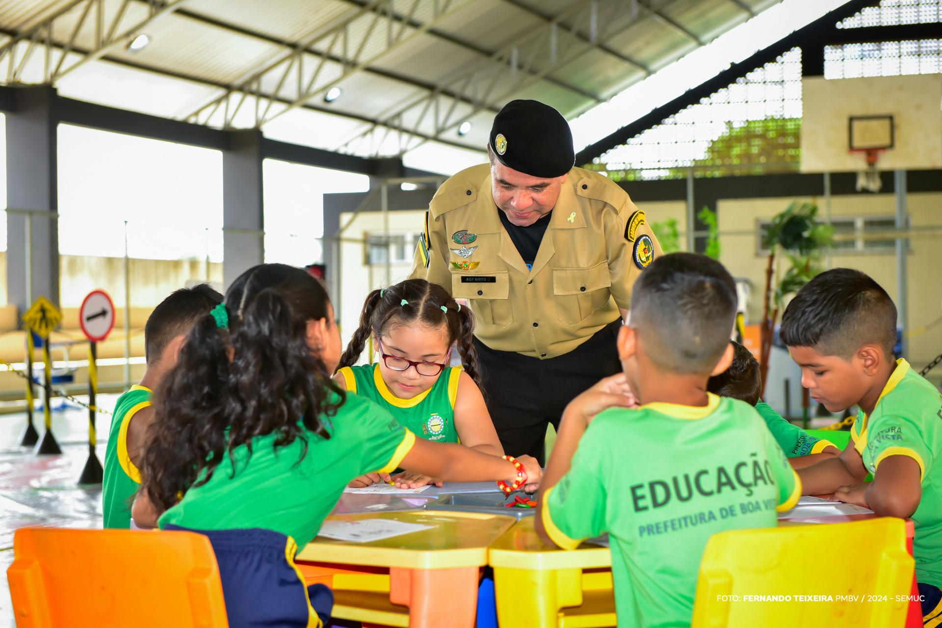 Alunos de Boa Vista conhecem Minicidade Itinerante de Trânsito