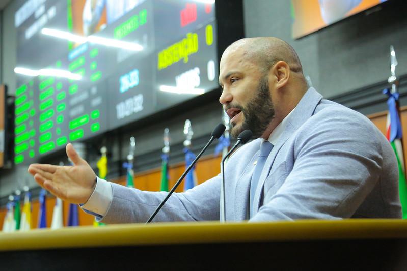 Deputado Marcinho Belota protesta contra decisão da Uerr de adotar Enem como forma de ingresso