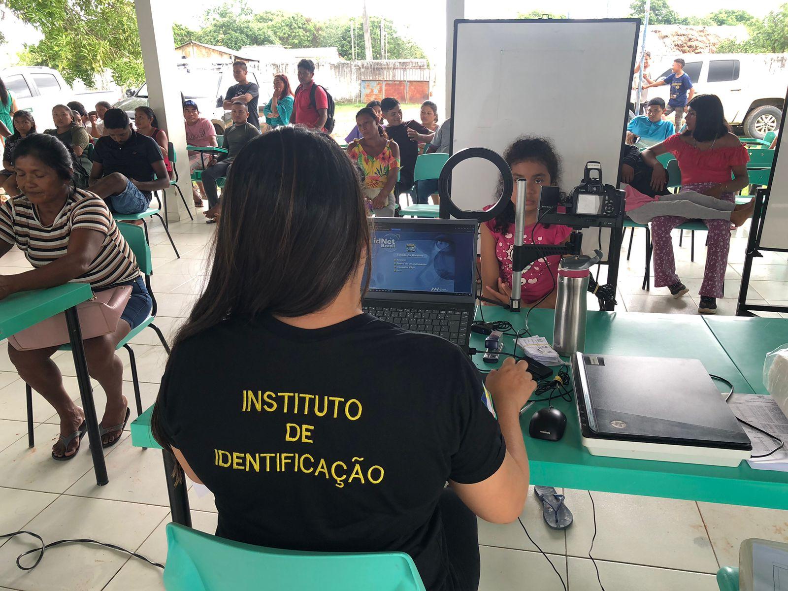 Polícia Civil entrega carteiras de identidade solicitadas em mutirão