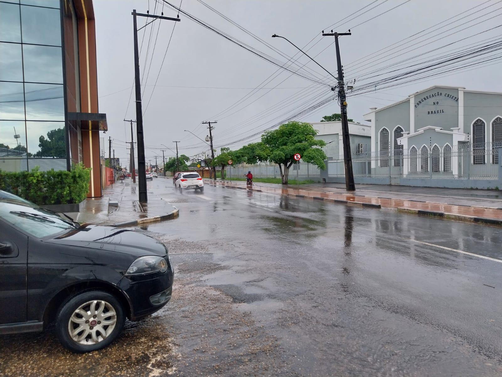 Detran-RR orienta motoristas sobre precauções ao dirigir em período chuvoso