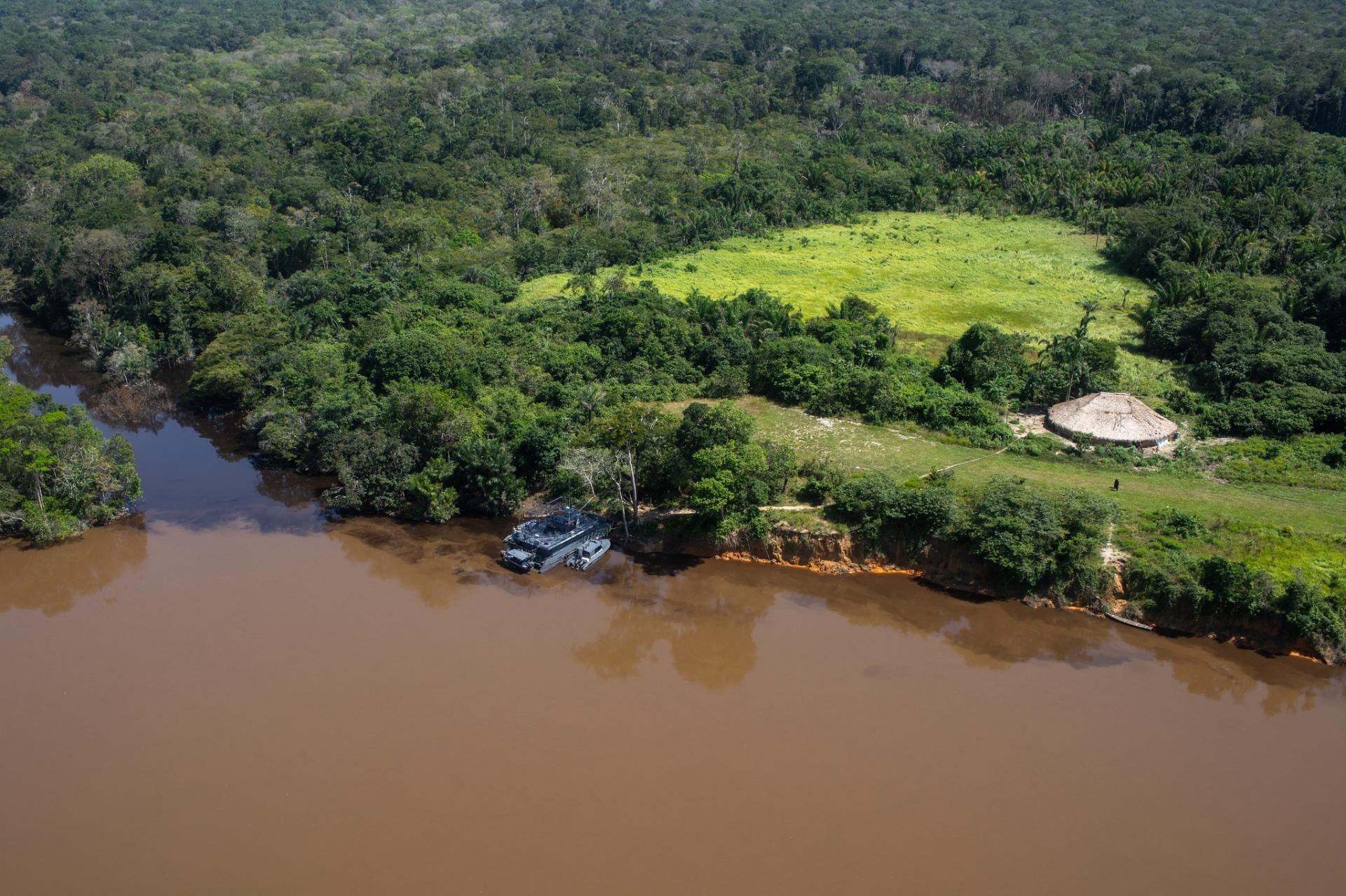 Comunidade Yanomami do Caju recebe atendimento médico.