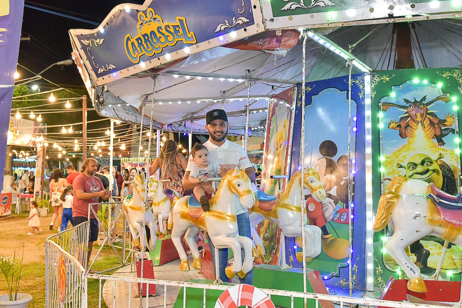 Famílias Celebram o São João no Parque Anauá com Espaço Dedicado às Crianças.