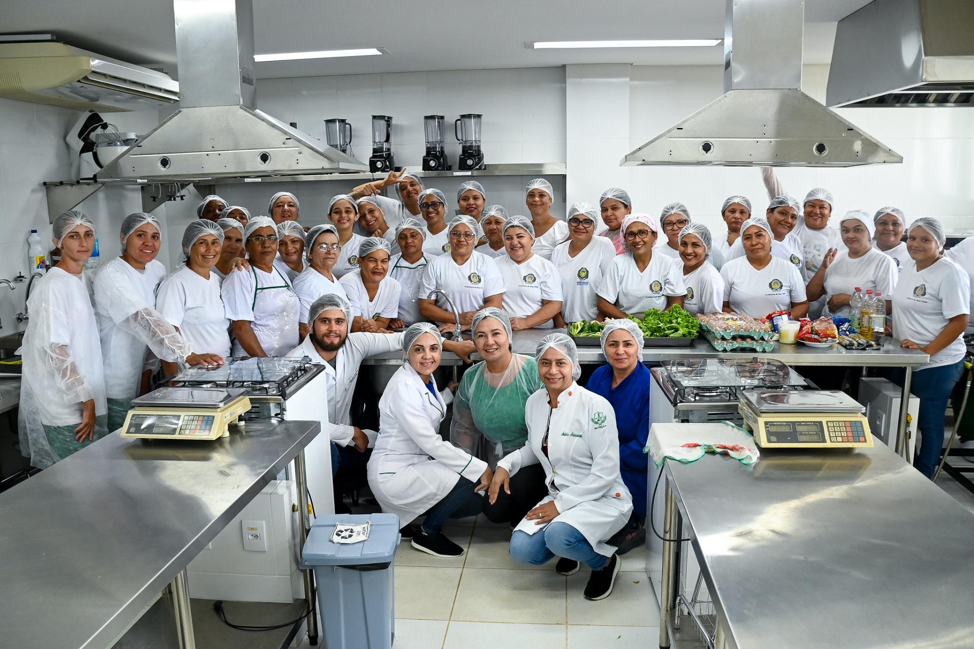 Merendeiras da rede municipal recebem capacitação em boas práticas alimentares.