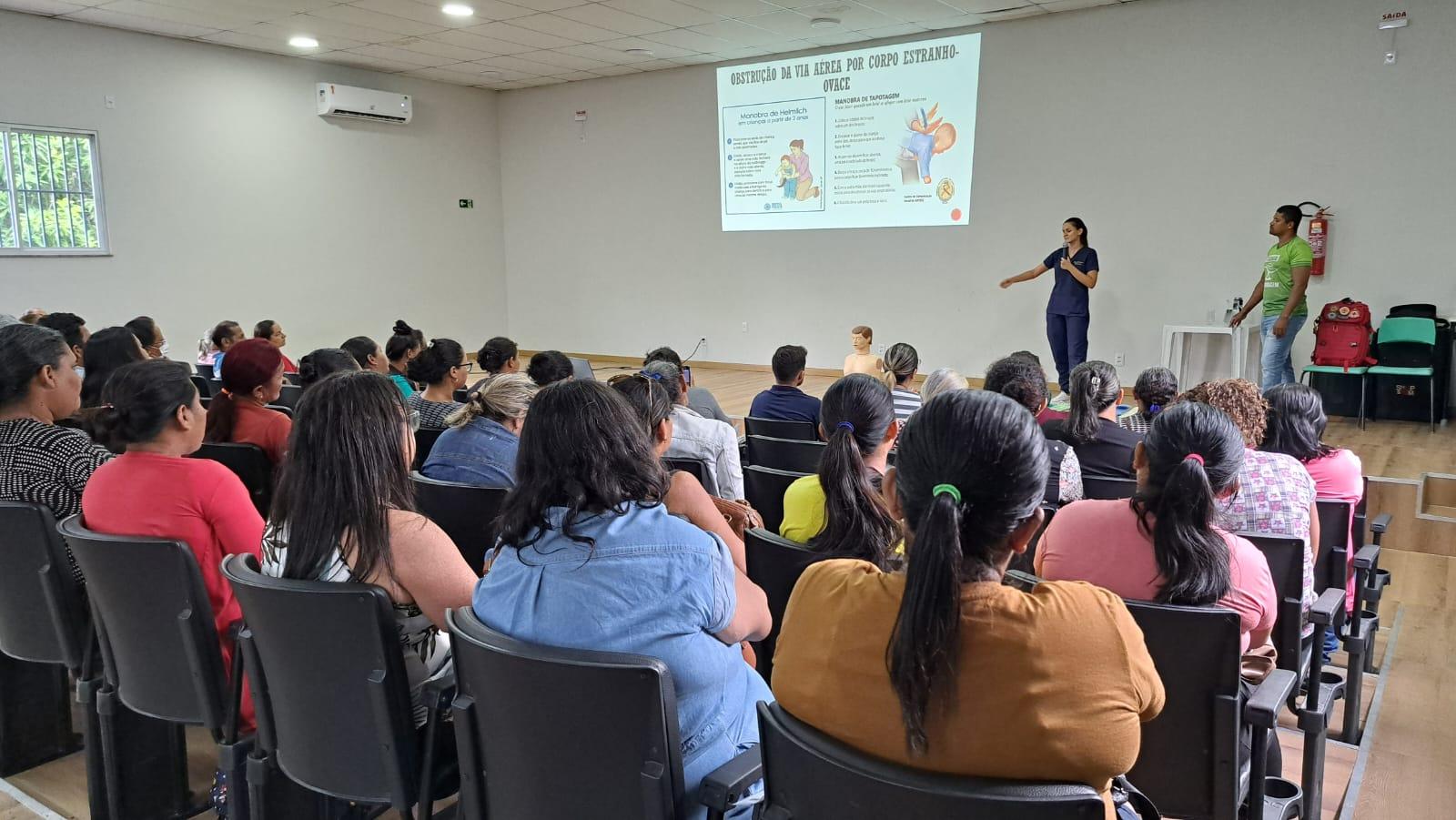 Merendeiros participam de capacitação sobre manipulação de alimentos, primeiros socorros e segurança no trabalho.