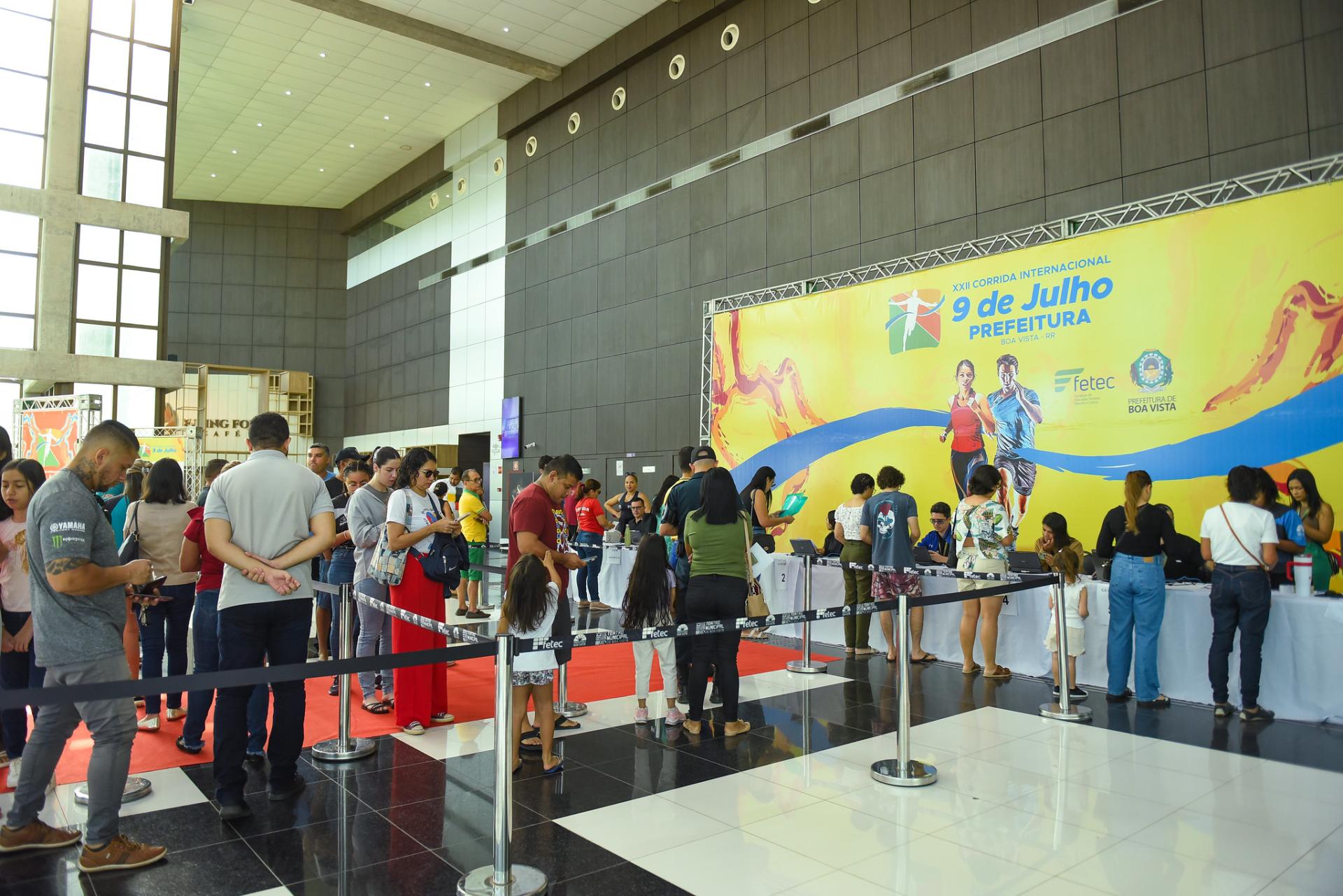 Participantes recebem dos kits da Corrida 9 de Julho, em comemoração do aniversário de Boa Vista.