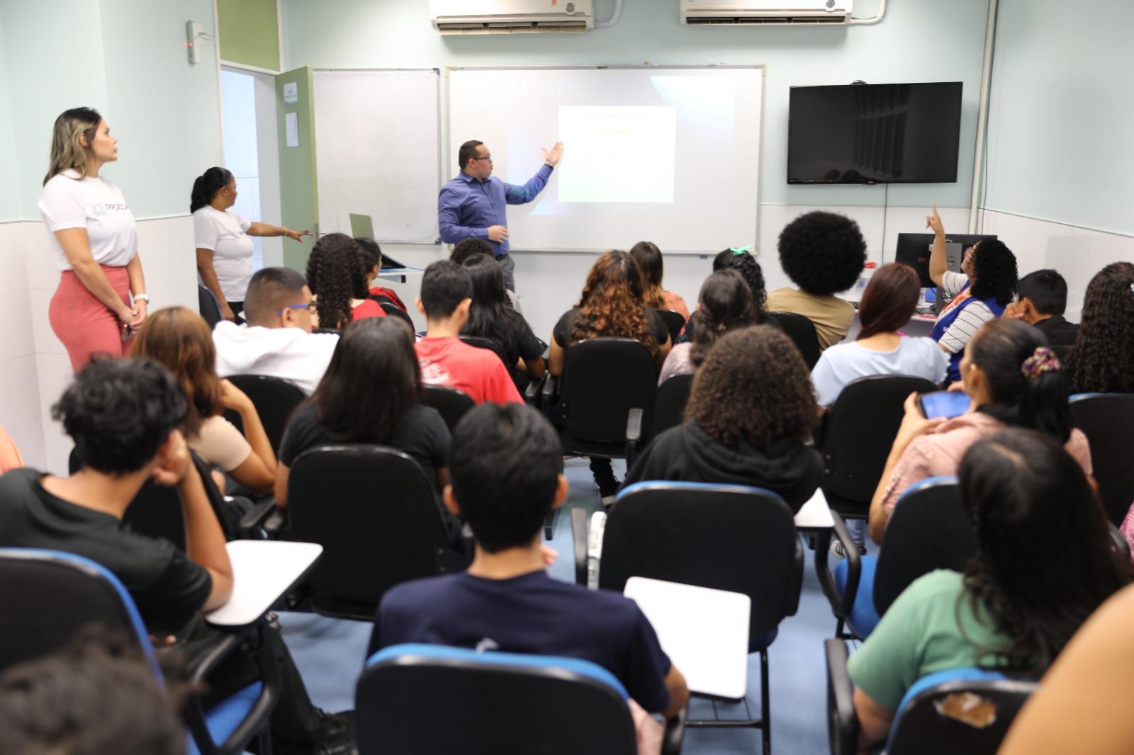 Procon Assembleia ministra palestra para alunos do curso de recepcionista