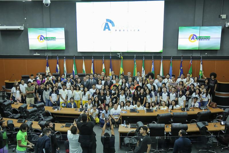 Estudantes e autoridades do Estado debatem políticas para juventude