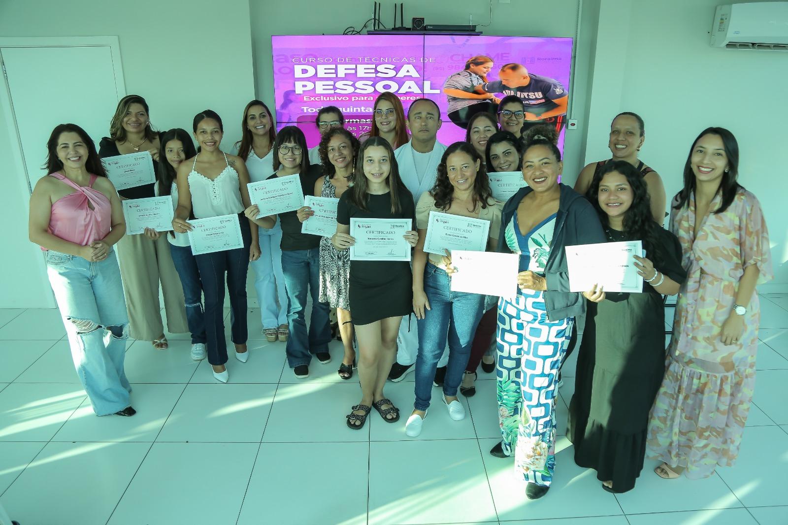 Participantes recebem certificado de curso de defesa pessoal da Secretaria Especial da Mulher