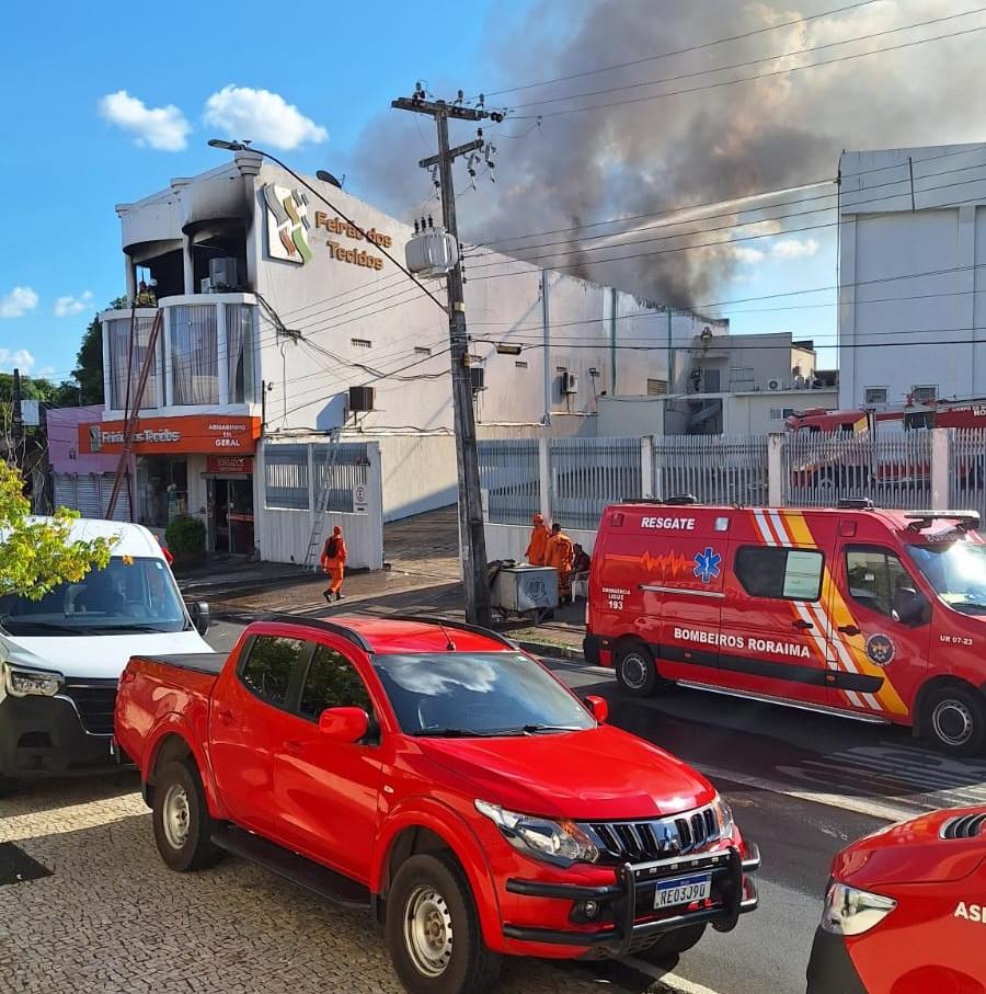 Incêndio de grandes proporções atinge loja de tecidos no Centro de Boa Vista