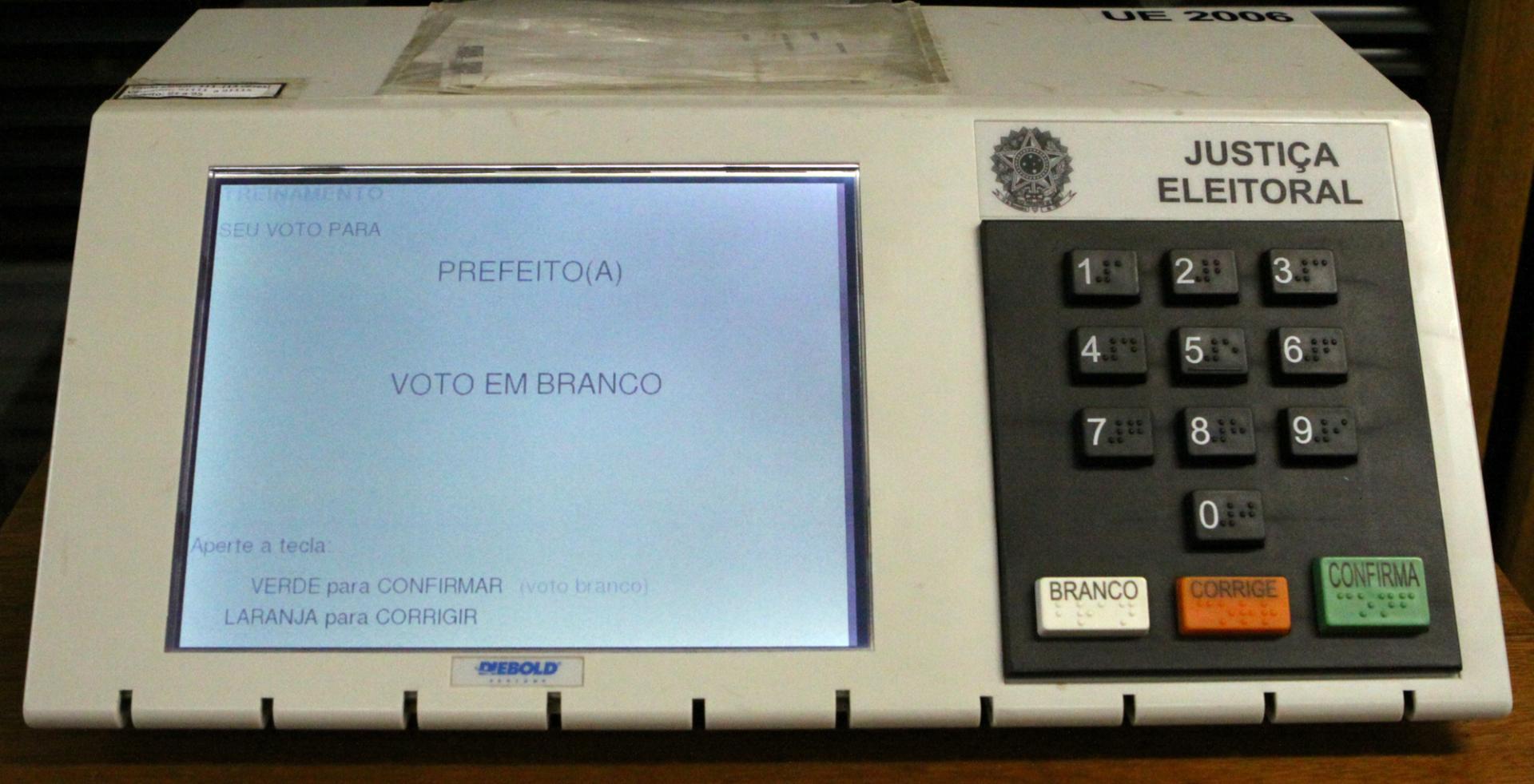 TRE garante que a urna não tem voto para qualquer candidato antes do início da votação