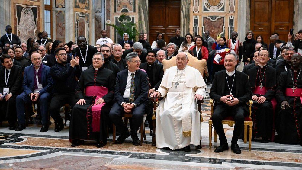 Papa: a comunicação católica é para todos, é um ato de amor